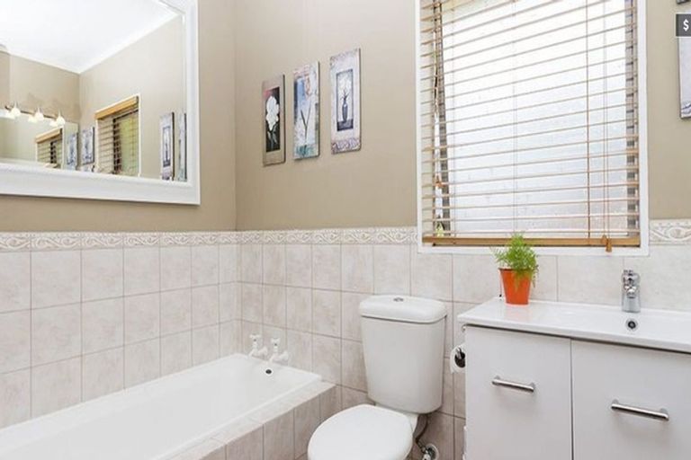 Photo of property in 8 Megan Avenue, Pakuranga Heights, Auckland, 2010