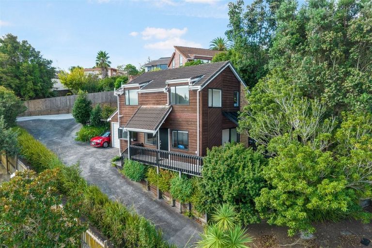Photo of property in 2/10 Helicon Place, Totara Vale, Auckland, 0629