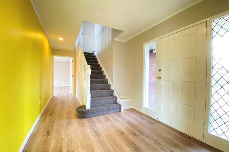 Photo of property in 2/4 Crescent Hills Court, Northpark, Auckland, 2013