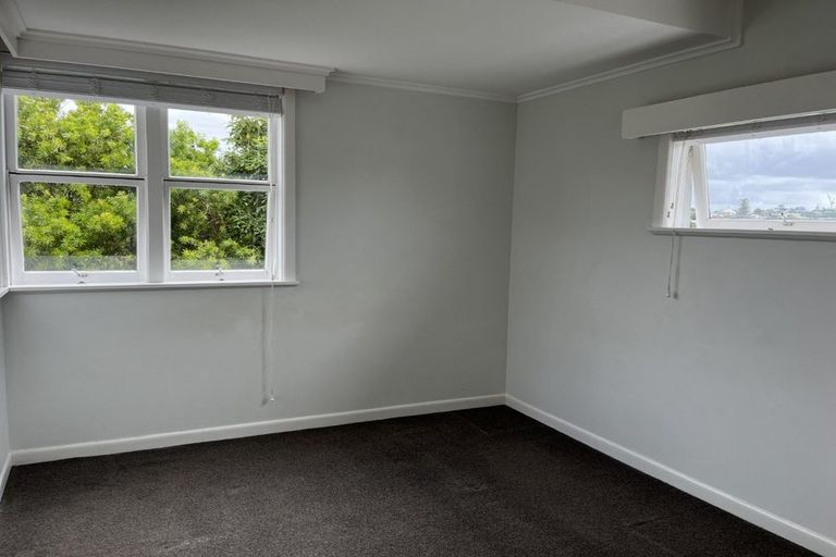 Photo of property in 54 Howard Road, Northcote, Auckland, 0627