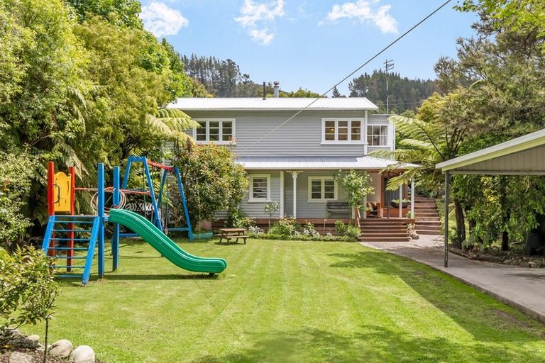 Photo of property in 82 Pinehaven Road, Pinehaven, Upper Hutt, 5019