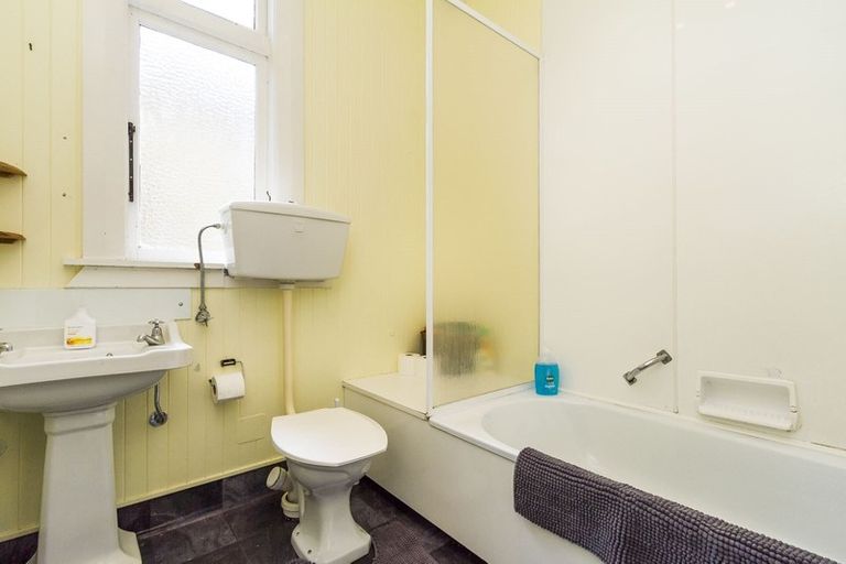 Photo of property in 98 The Parade, Island Bay, Wellington, 6023