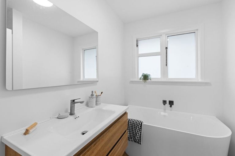 Photo of property in 340 Memorial Avenue, Burnside, Christchurch, 8053