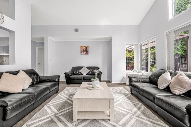 Photo of property in 92 Riverton Drive, Randwick Park, Auckland, 2105