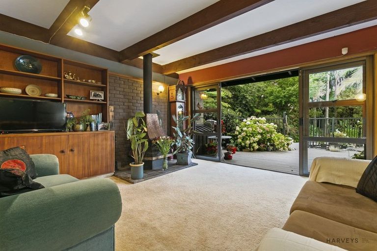 Photo of property in 8 Atarua Gardens, Waiatarua, Auckland, 0604