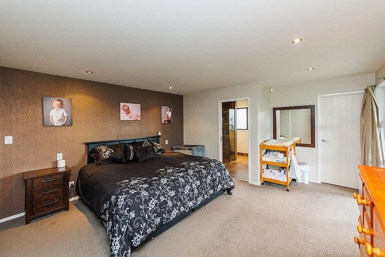 Photo of property in 51 Ruapehu Drive, Fitzherbert, Palmerston North, 4410