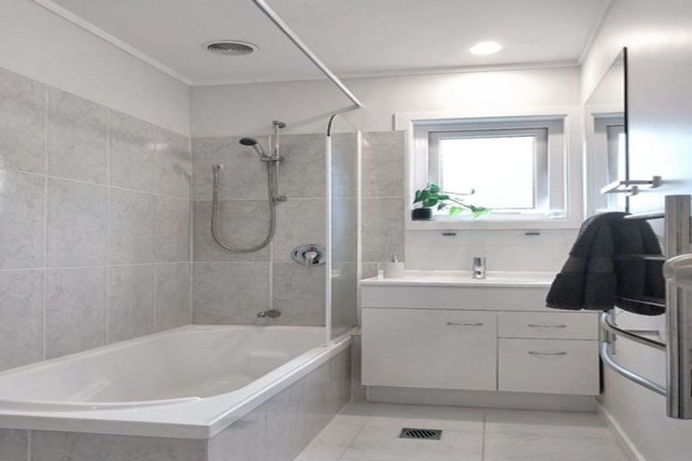 Photo of property in 2/53 Verran Road, Birkenhead, Auckland, 0626