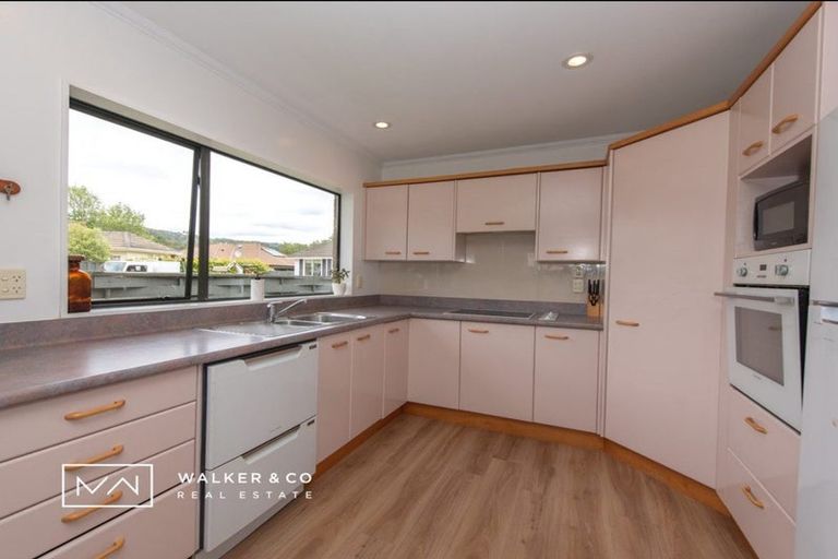 Photo of property in 2 Bathurst Street, Heretaunga, Upper Hutt, 5018