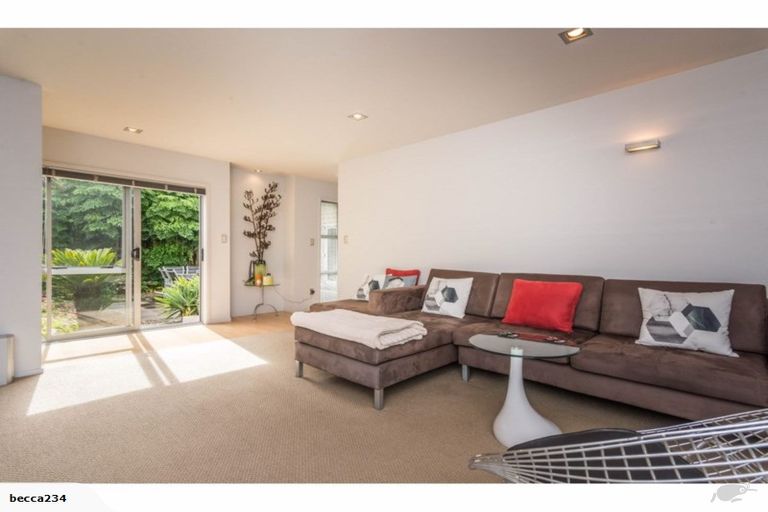 Photo of property in 8 Roy Maloney Drive, Henderson, Auckland, 0612