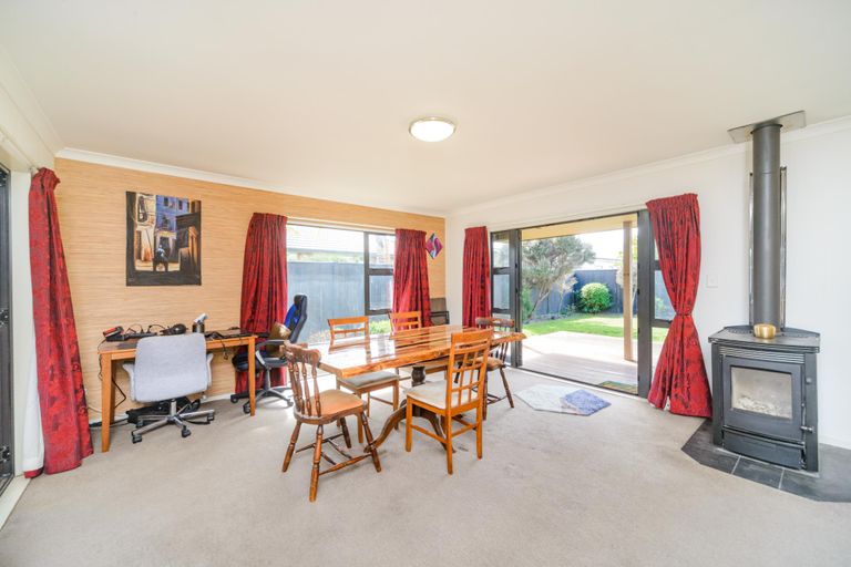 Photo of property in 16 Sorrento Place, Kelvin Grove, Palmerston North, 4414