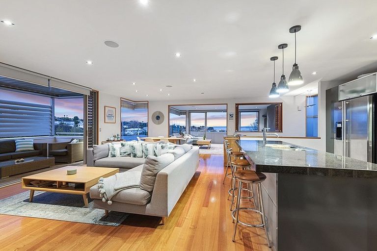 Photo of property in 2/55 Parr Terrace, Castor Bay, Auckland, 0620