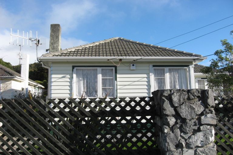 Photo of property in 35 Wainuiomata Road, Wainuiomata, Lower Hutt, 5014