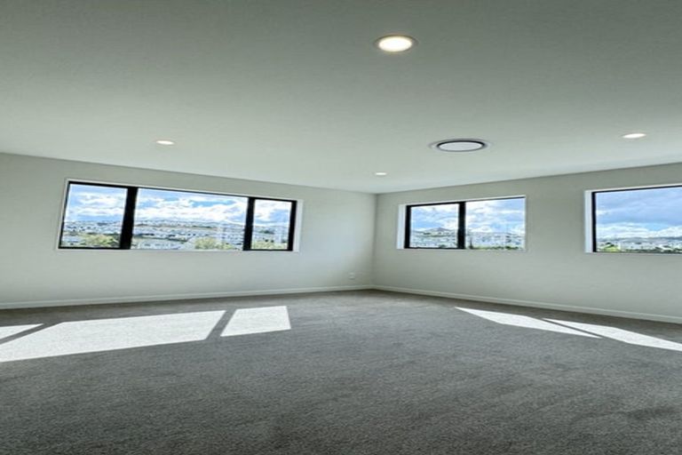 Photo of property in 130 Skulander Crescent, Orewa, 0931