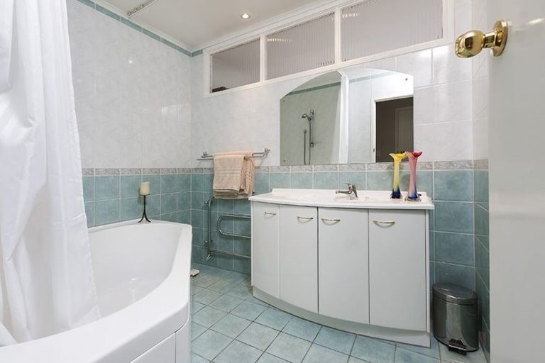 Photo of property in 42 Reeves Road, Pakuranga, Auckland, 2010