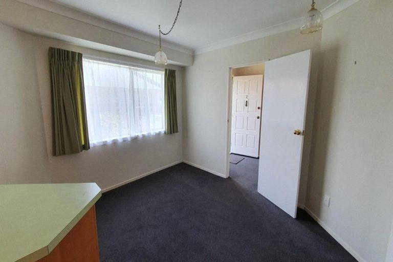 Photo of property in 2/62 Aviemore Drive, Highland Park, Auckland, 2010