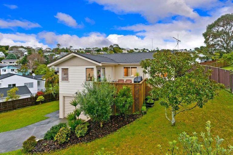 Photo of property in 4 Tetrarch Place, Totara Vale, Auckland, 0629