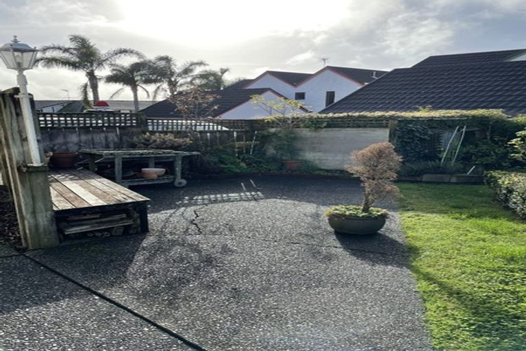 Photo of property in 2/24 Cherub Place, West Harbour, Auckland, 0618