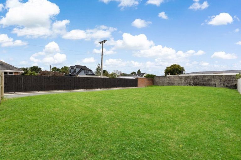 Photo of property in 22a Taikata Road, Te Atatu Peninsula, Auckland, 0610