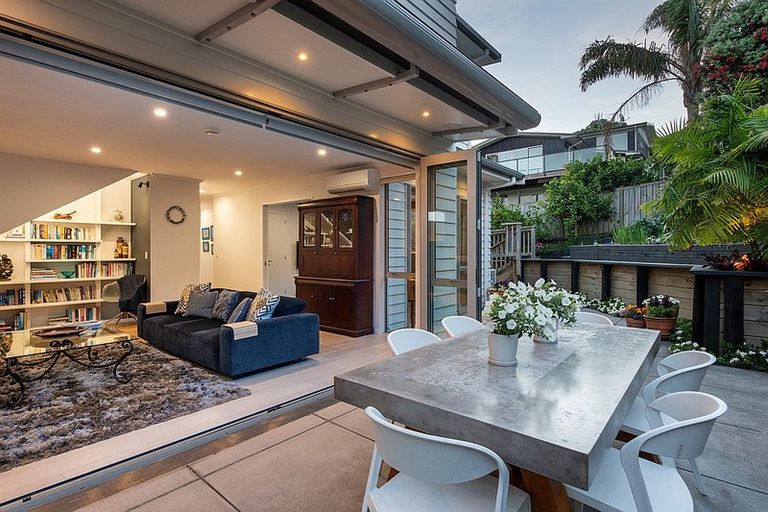 Photo of property in 3a Rossmore Terrace, Murrays Bay, Auckland, 0630