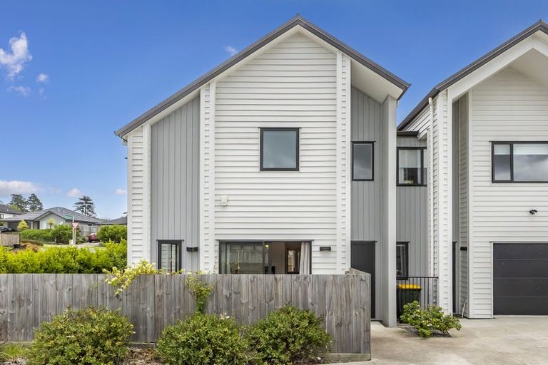 Photo of property in 1 Papa Orchard Drive, Kumeu, 0810