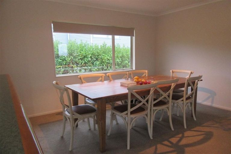 Photo of property in 8a Margaret Henry Crescent, Oteha, Auckland, 0632