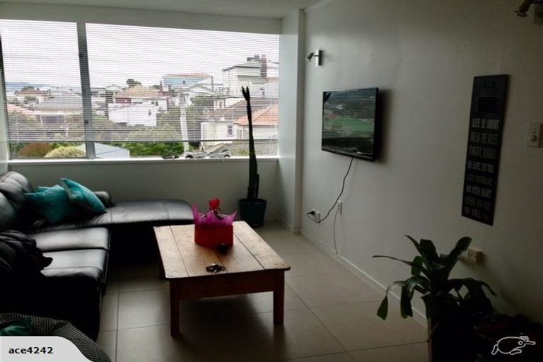 Photo of property in Beresford Apartments, 12/118 Russell Terrace, Berhampore, Wellington, 6023