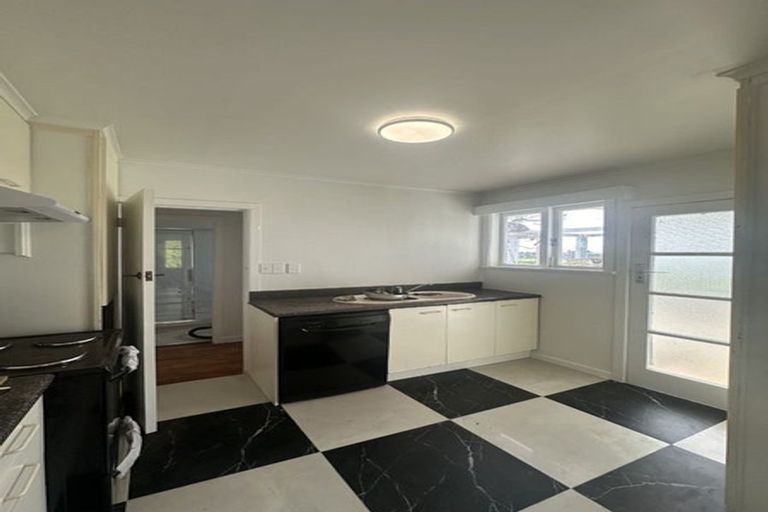 Photo of property in 479 Waitakere Road, Taupaki, Henderson, 0782