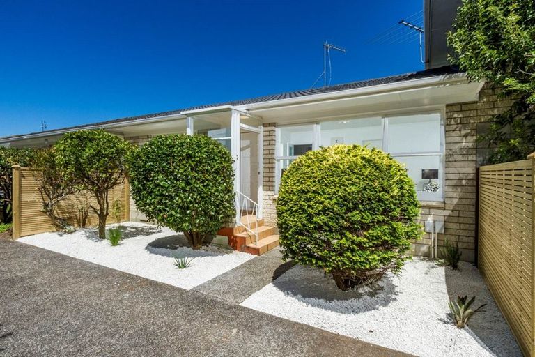 Photo of property in 2/765 Beach Road, Browns Bay, Auckland, 0630