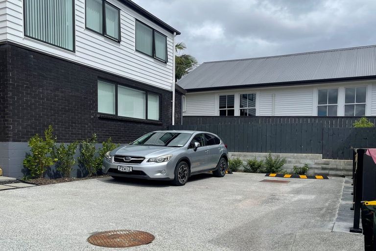 Photo of property in 1a Saint Oswalds Road, Greenlane, Auckland, 1061