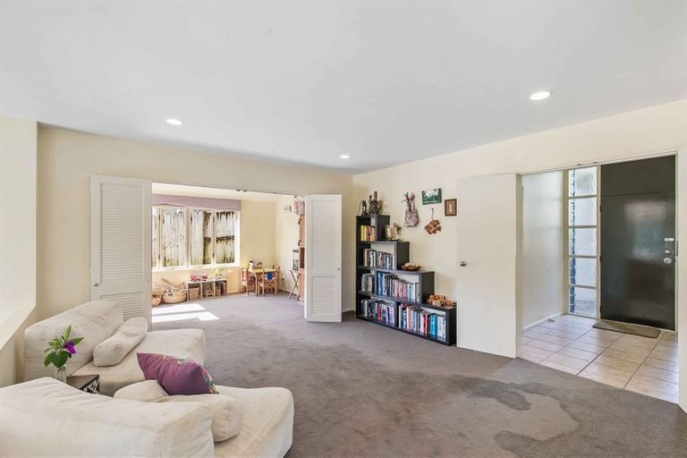 Photo of property in 18 Tyrico Close, Unsworth Heights, Auckland, 0632