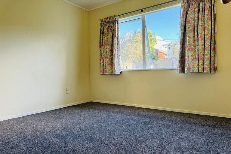 Photo of property in 1/22 Becroft Drive, Forrest Hill, Auckland, 0620