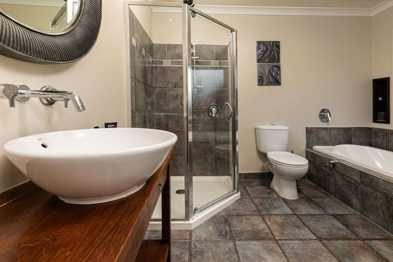 Photo of property in 28 Admirals Court Drive, Greenhithe, Auckland, 0632