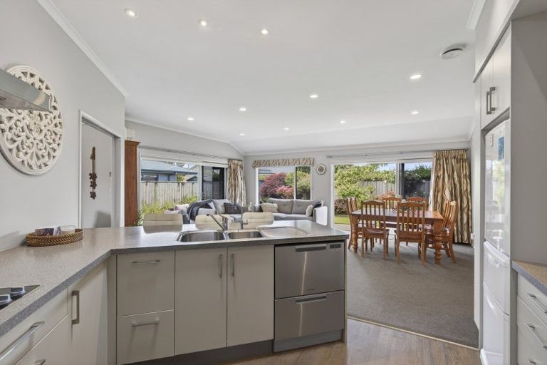 Photo of property in 2 Oakwood Drive, Highlands Park, New Plymouth, 4312