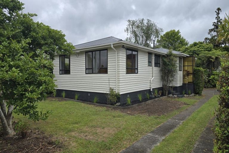 Photo of property in 16 Enderby Drive, Te Atatu Peninsula, Auckland, 0610