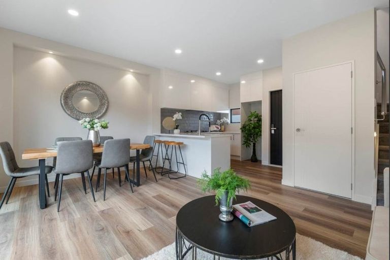 Photo of property in 7/200 Sunnynook Road, Totara Vale, Auckland, 0627