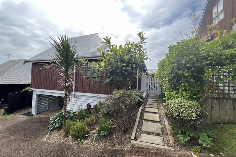 Photo of property in 11 Potter Avenue, Northcote, Auckland, 0627