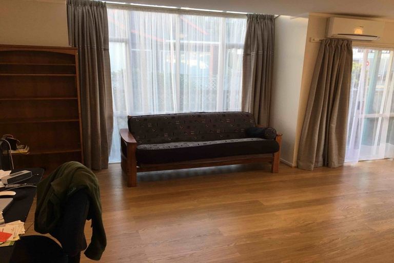 Photo of property in 1 Macalister Place, Miramar, Wellington, 6022