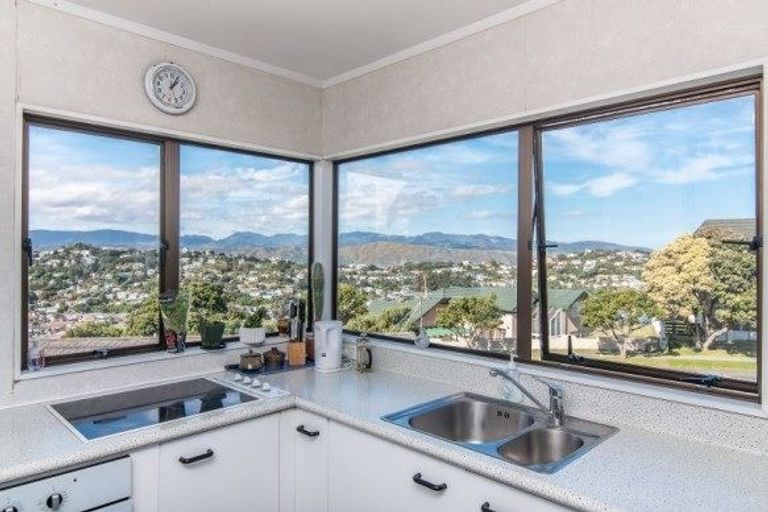 Photo of property in 2 Kaikoura Street, Maupuia, Wellington, 6022