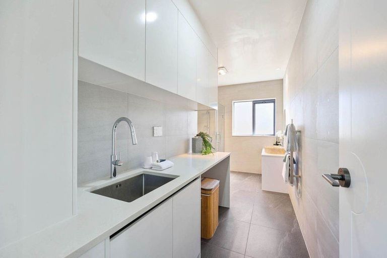 Photo of property in 41 Compass Way, Half Moon Bay, Auckland, 2012