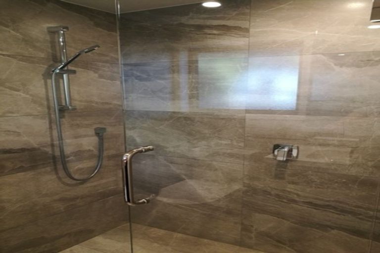 Photo of property in 2/598 Beach Road, Rothesay Bay, Auckland, 0630