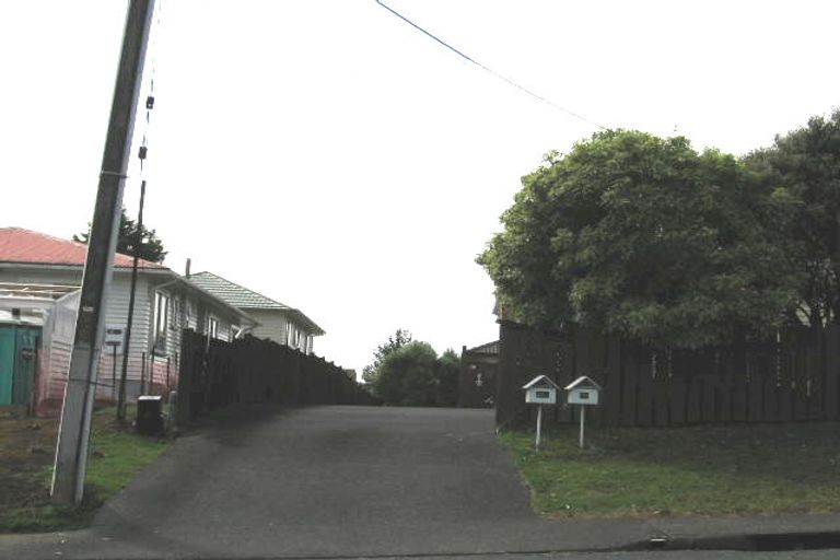 Photo of property in 20a Awaroa Road, Sunnyvale, Auckland, 0612