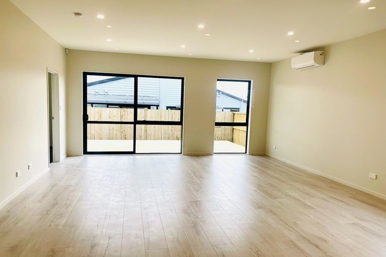 Photo of property in 21 Cronshaw Road, Karaka, 2113