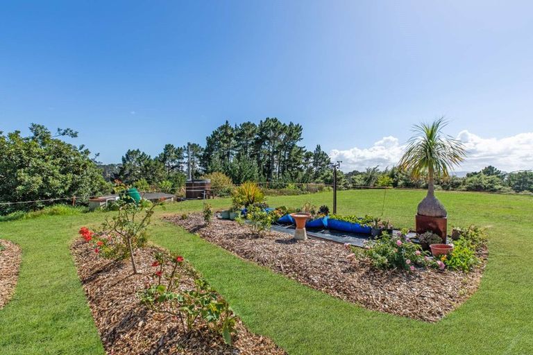 Photo of property in 882 South Head Road, South Head, Helensville, 0874