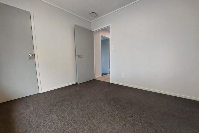 Photo of property in 1/59 Santiago Crescent, Unsworth Heights, Auckland, 0632