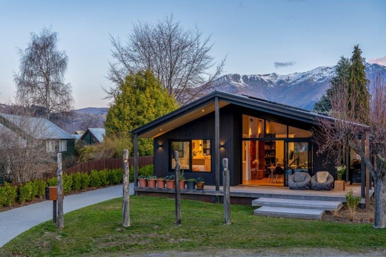 Photo of property in 10 Preston Drive, Arrowtown, 9302