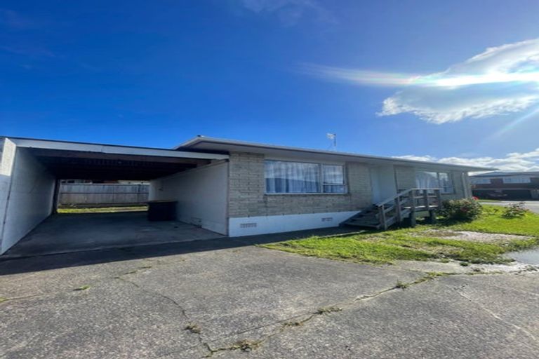 Photo of property in 1/8 Darlington Place, Glendene, Auckland, 0602