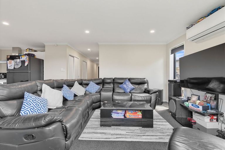 Photo of property in 16 Opouatu Avenue, Glenbrook, 2681