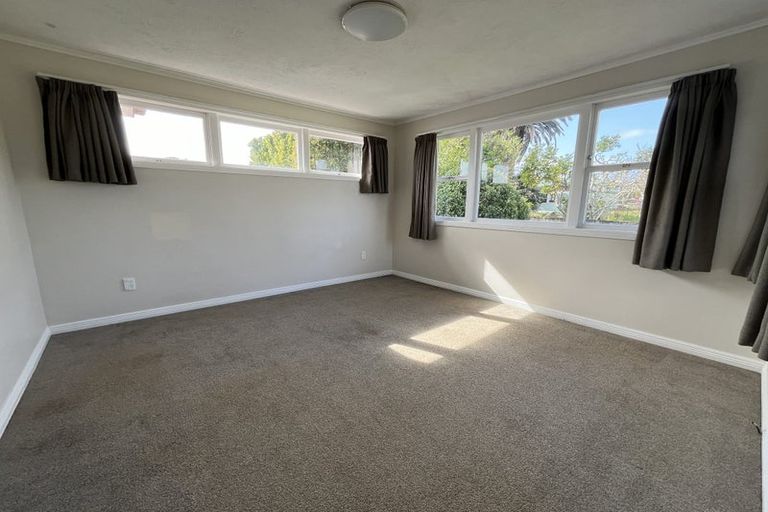 Photo of property in 57 Sylvan Crescent, Te Atatu South, Auckland, 0610