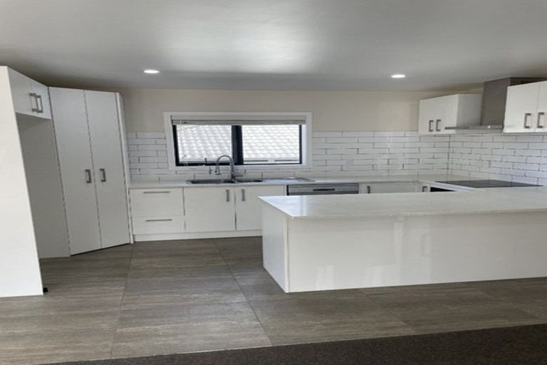 Photo of property in 16 Bangla Place, Massey, Auckland, 0614