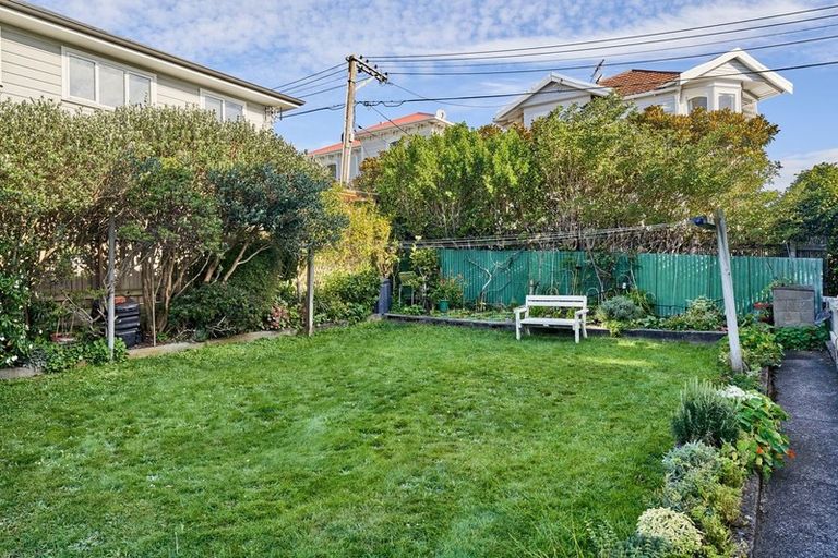 Photo of property in Owd Trafford Flats, 17 Brougham Street, Mount Victoria, Wellington, 6011